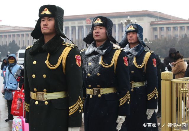 致敬最可爱的人 大雪纷飞天安门前执勤军人巍然挺立展现威武军魂